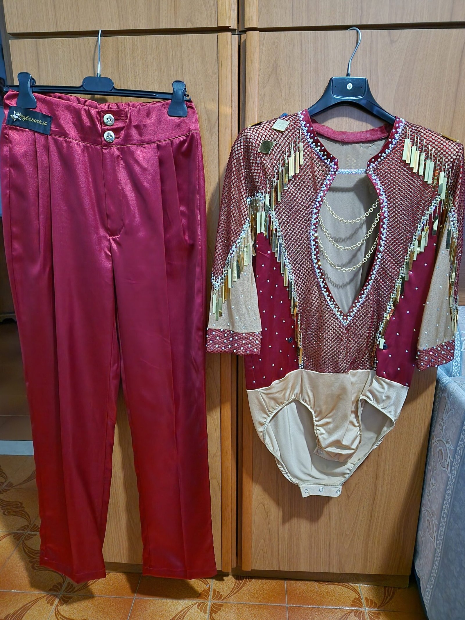 Vendesi Abito e scarpe N.44 Classe B/A2 usato per soli 2 gare stagione 2025