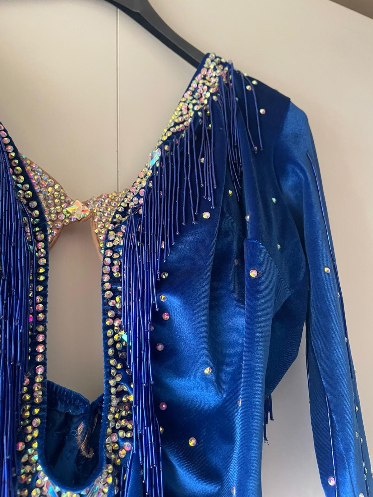 body in velluto blu con strass