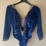 body in velluto blu con strass