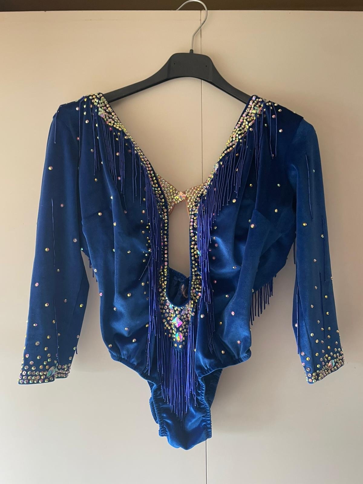 body in velluto blu con strass