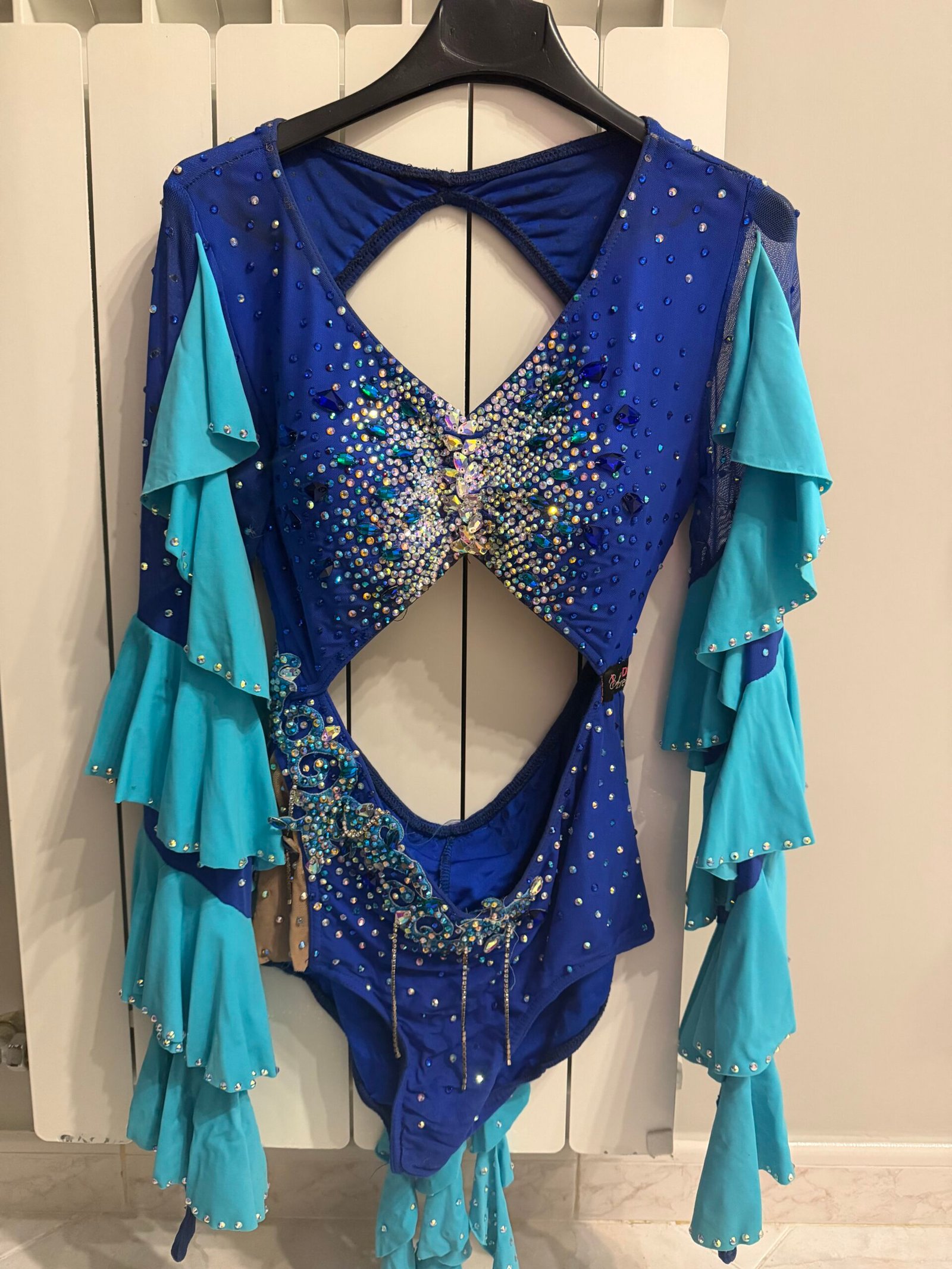 Abito blu con balze turchese
