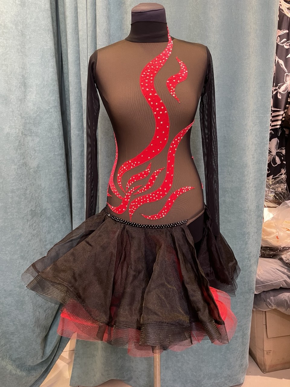 Vestito nero con rosso